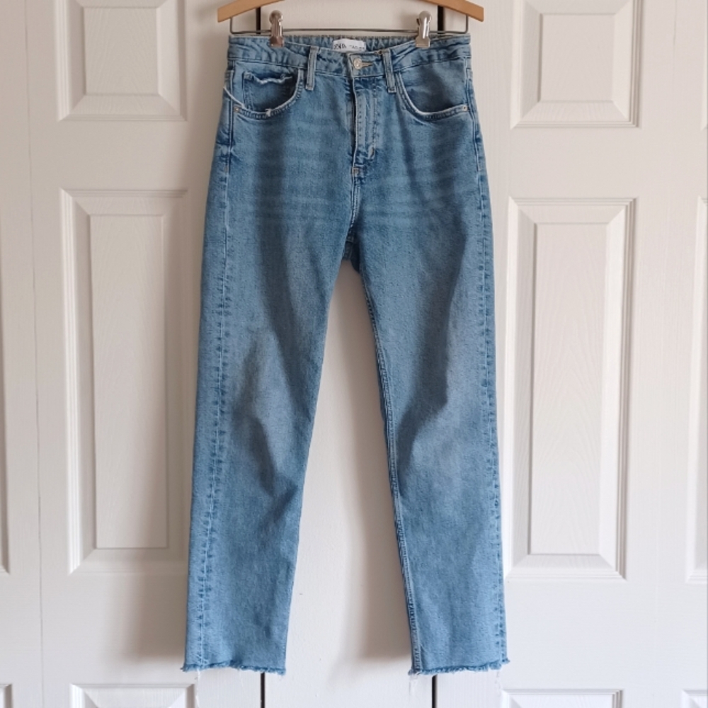 Women's 6 ZARA Light Blue Denim Jeans With Slight Distressing. Straight Leg